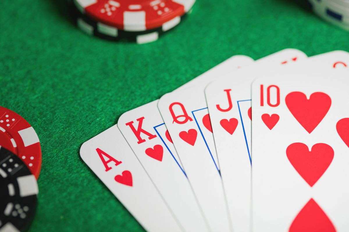 découvrez la signification et la puissance d'un royal flush au poker, la main la plus élevée et la plus rare pour remporter la partie.