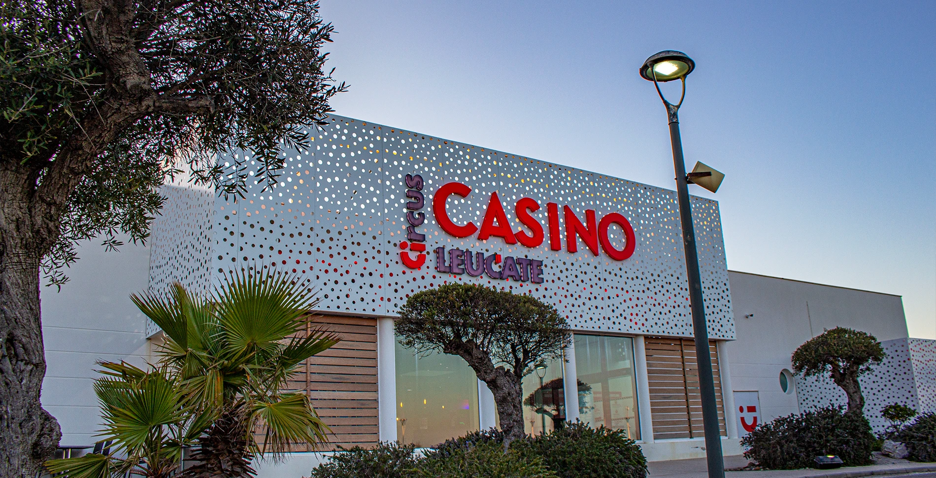 découvrez le casino de meyzieu : divertissement, jeux variés et ambiance conviviale pour une expérience unique près de lyon.